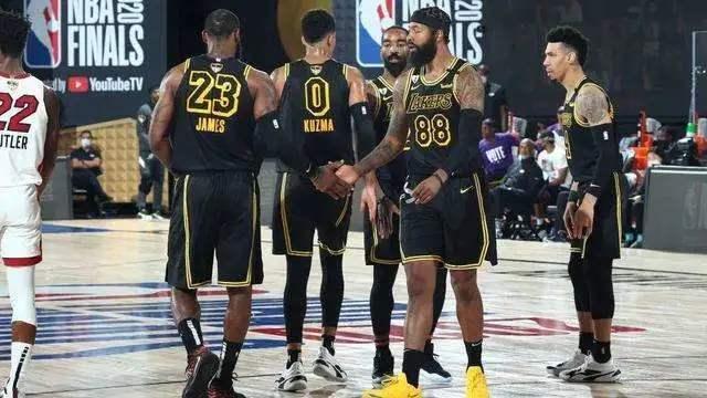 足球迷的自 足球迷的自